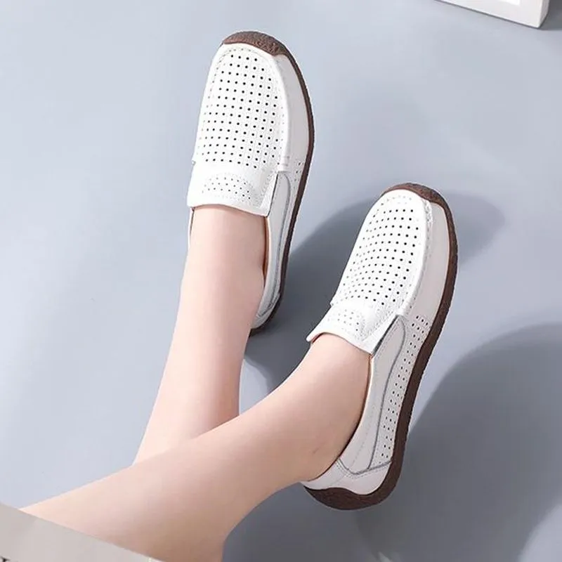 Fashion-conscious flat shoes in leather - non-slip and comfortable