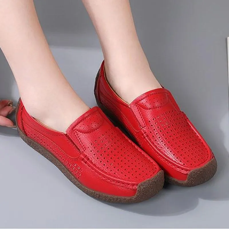 Fashion-conscious flat shoes in leather - non-slip and comfortable