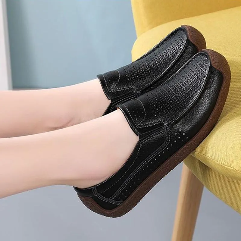 Fashion-conscious flat shoes in leather - non-slip and comfortable