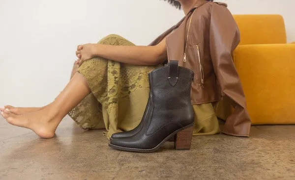 OASIS SOCIETY Tara - Two Paneled Western Boots